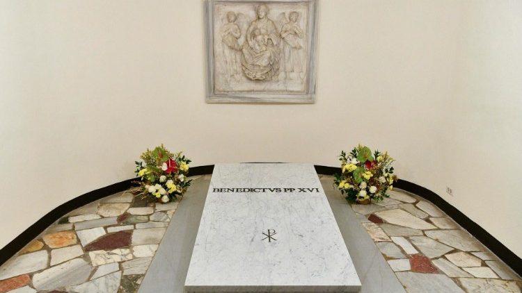 La tumba de Benedicto XVI en las Grutas Vaticanas