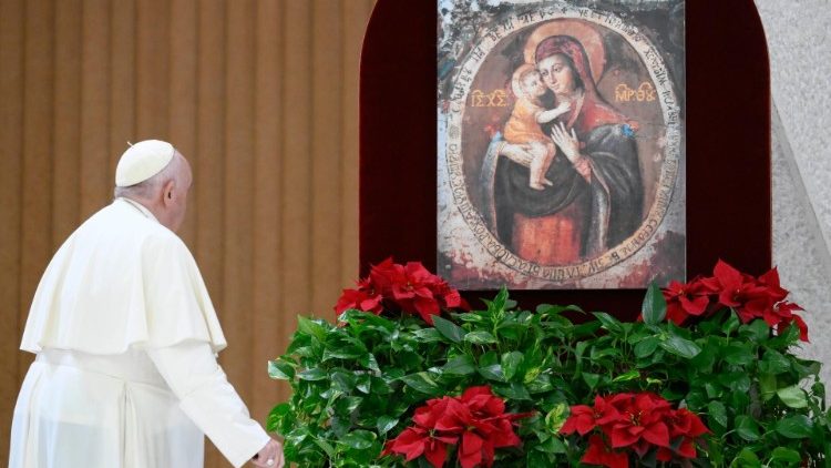 Papa Francesco sosta in preghiera di fronte alla Madonna del Popolo 