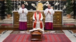 O Papa Francisco durante as exéquias do cardeal George Pell, na Basílica Vaticana