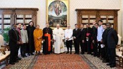 Der Papst mit der Delegation aus Kambodscha
