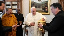 O Papa Francisco recebe no Vaticano uma delegação de budistas combojanos.