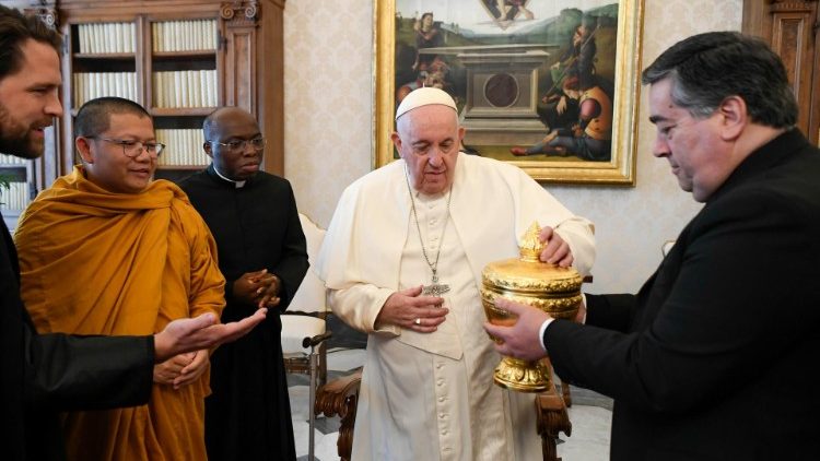 El Papa recibe a una delegación de monjes budistas de Camboya.
