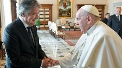 Presidente do Equador, Sr. Guillermo Lasso Mendoza, saúda o Papa Francisco