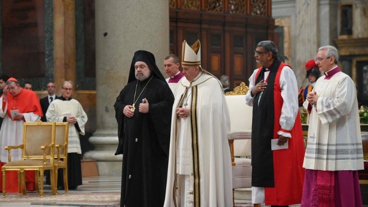 Papa Francesco con. il metropolita ortodosso Polykarpos e (a destra) il vescovo anglicano Ian Ernest