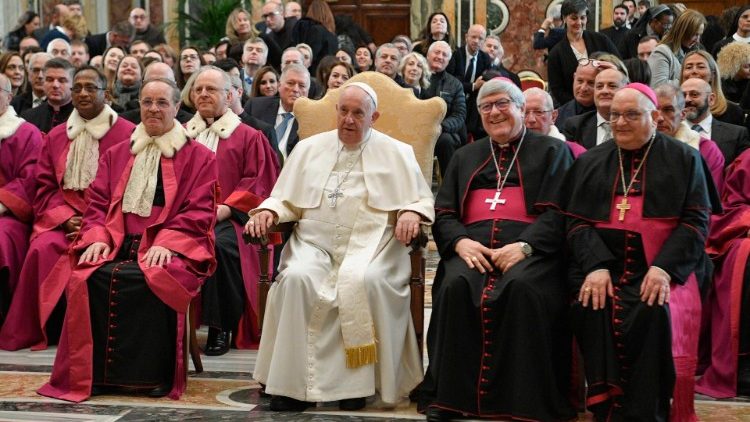 Papa Francesco all'udienza con i componenti del Tribunale Rota Romana