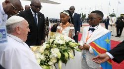 El Papa es recibido en el Aeropuerto Internacional "Ndjili" de Kinshasa