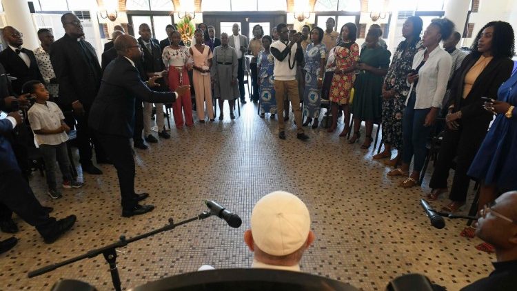 Encuentro del Papa con 38 jóvenes de las universidades católicas de la RDC