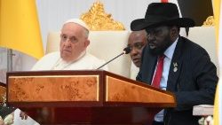 Papa Francesco ascolta l'intervento del presidente sudsudanese Salva Kiir