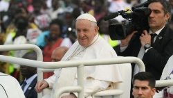 Papa Francesco sulla papamobile durante uno dei bagni di folla del suo viaggio apostolico in Africa