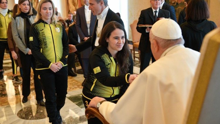 O Papa com os membros da Associação Esportiva Amadora "Esporte no Vaticano"