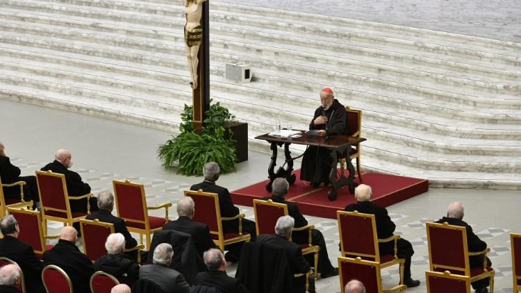 Le Cardinal Raniero Cantalamessa prononce le premier sermon du Carême dans la salle Paul VI au vatican, le vendredi 3 mars 2023. (Vatican Media)