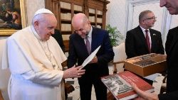 Pope Francis receives a gift from Mahmoud al-Habbash, Palestine's Religious Affairs Advisor