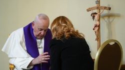 Papa Francesco confessa una fedele nella chiesa di Santa Maria delle Grazie al Trionfale