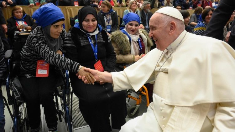 L'incontro del Papa in Aula Paolo VI  con le persone arrivate con i corridoi umanitari, 18 marzo 2023