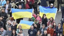 Besucher beim Angelus zeigen die ukrainische Flagge