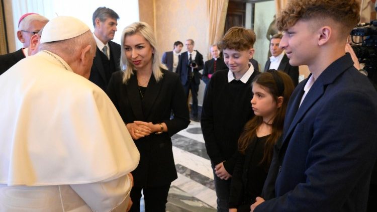 O Papa saudando uma família dos mineiros poloneses mortos