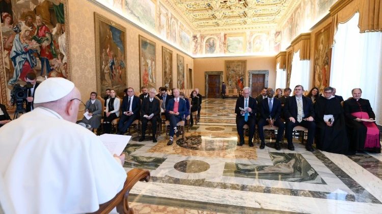 El Papa durante la audiencia a los participantes en el encuentro "Diálogos Minerva" promovido por el Dicasterio para la Cultura y la Educación