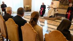 Papst Franziskus bei einem Treffen mit Mitgliedern des Dikasteriums für Kultur und Bildung im Vatikan