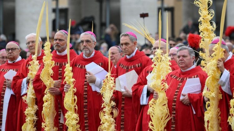 Los Obispos y Cardenales concelebrantes llevan consigo los "parmureli" (02.04.2023)