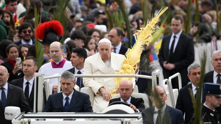 El Papa hace su ingreso a la Plaza de San Pedro para el Domingo de Ramos de 2023