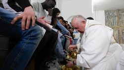 Le Pape lave les pieds des prisonniers lors de la messe du Jeudi Saint le 6 avril 2023.