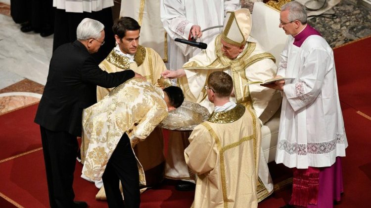Acht Erwachsene aus verschiedenen Nationen wurden in der Osternacht durch Franziskus getauft