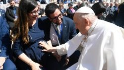 Papa Francisco abençoa uma mulher grávida  (Praça São Pedro - 22 de abril de 2023)