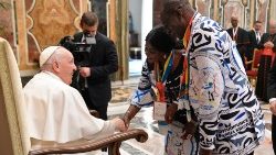 Les participants à l'Assemblée plénière du dicastère pour les Laïcs, la Famille et la Vie, reçus par le Pape François, le 22 avril 2023. 