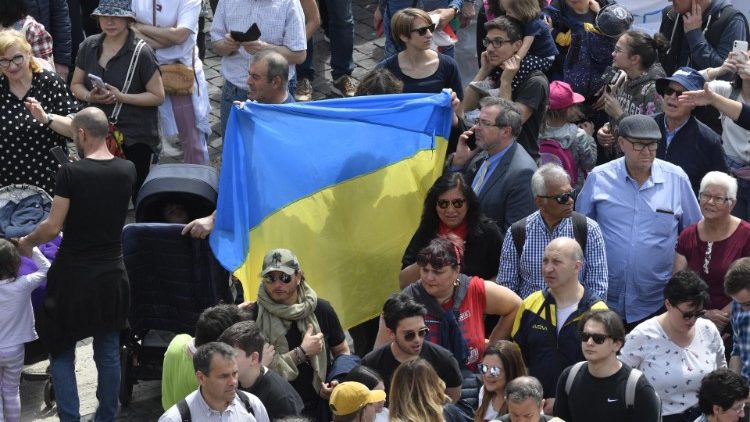 Al Regina Coeli il Papa non dimentica il popolo ucraino afflitto dalla guerra