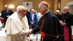 Il cardinale Blase Joseph Cupich, arcivescovo di Chicago, saluta Papa Francesco
