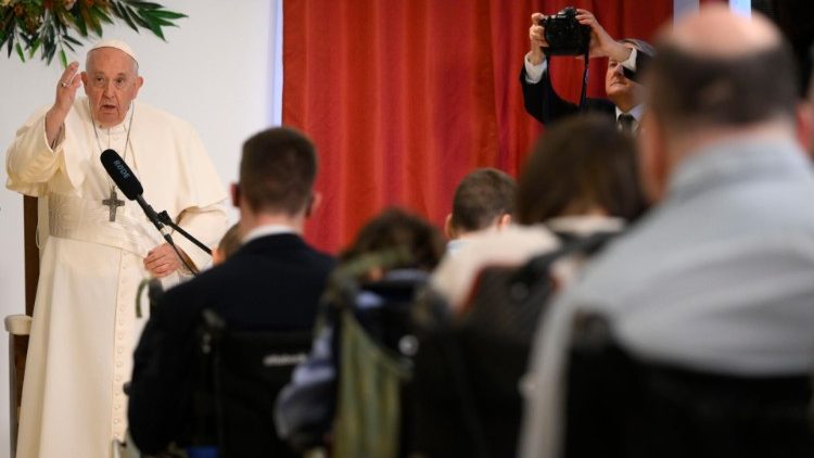 Franziskus besuchte am Samstagmorgen in Budapest eine Einrichtung für behinderte Kinder.