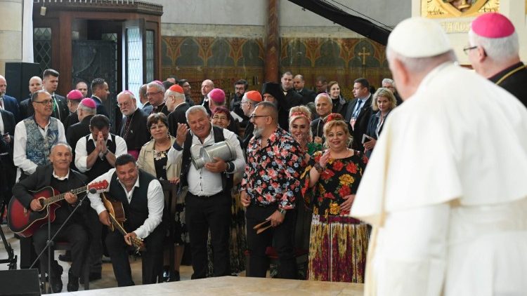 Músicos ciganos tocam para o Papa na Igreja de Santa Isabel em Budapeste