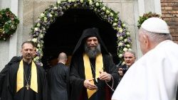 Le primat de l'Église gréco-catholique hongroise, Mgr Fülöp Kocsis, métropolite de Hajdúdorog des Byzantins, accueille le Pape François en l'église Protection de la Mère de Dieu, à Budapest, le 29 avril 2023. 