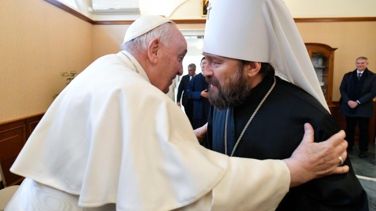 Папа Франциск и митрополит Будапештский и Венгерский Иларион (Будапешт, 29 апреля 2023 г.)