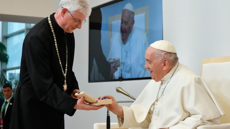 Monseñor Géza Kuminetz, Rector Magnífico de la Universidad Católica entrega un regalo al Papa