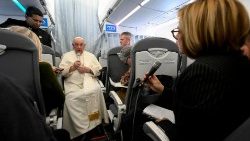 Papa durante a coletiva no avião