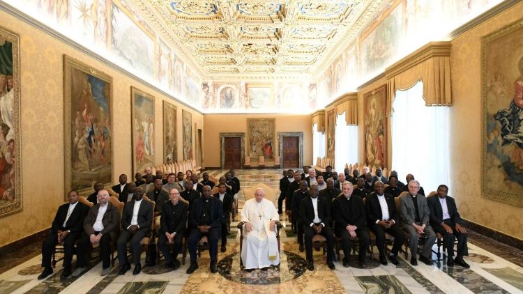 Papież z przedstawicielami Zgromadzenia Ducha Świętego pod Opieką Niepokalanego Serca Maryi 