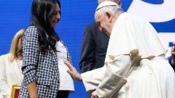 El Papa bendice un niño por nacer 