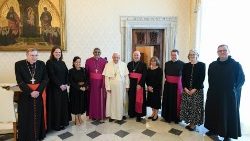 Die Delegation um Erzbischof Stephen Cottrell, anglikanischer Erzbischof von York (direkt rechts neben Papst Franziskus), bei einem Besuch im Vatikan