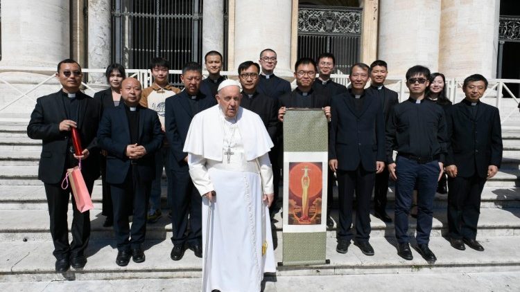 Der Papst mit den Seelsorgern der chinesischen katholischen Gemeinden in Italien
