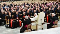 O Papa Francisco com participantes do Encontro nacional dos referentes diocesanos do Caminho sinodal italiano (Vatican Media)