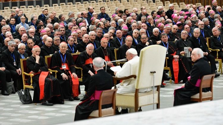 El Papa con los participantes en el encuentro nacional de lode referentes diocesanos del Camino Sinodal italiano 
