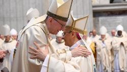 L'abbraccio tra il cardinale Parolin e il neo vescovo monsignor Diego Giovanni Ravelli
