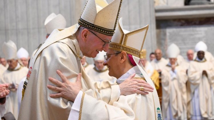 El abrazo del cardenal Pietro Parolin con Monseñor Diego Giovanni Ravelli
