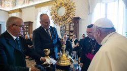教宗方济各6月19日上午在梵蒂冈接见美国圣体大会筹备委员会成员