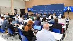 La conferenza stampa di presentazione dell' Instrumentum laboris della XVI Assemblea Generale Ordinaria del Sinodo dei Vescovi