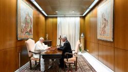 Papa Francisco e Miguel Diaz Bermúdez na "Auleta" da Sala paulo VI