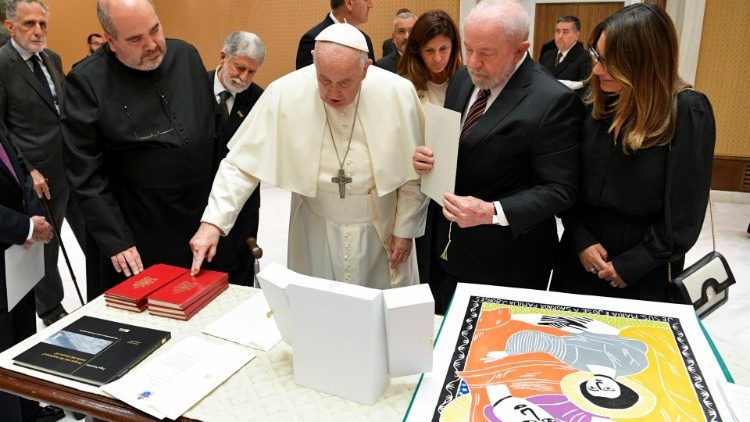 The exchange of gifts between the Pope and President Lula