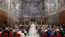 In Cappella Sistina, l'udienza di Papa Francesco agli artisti partecipanti all'incontro promosso in occasione del 50° anniversario dell'inaugurazione della Collezione d'Arte Moderna dei Musei Vaticani