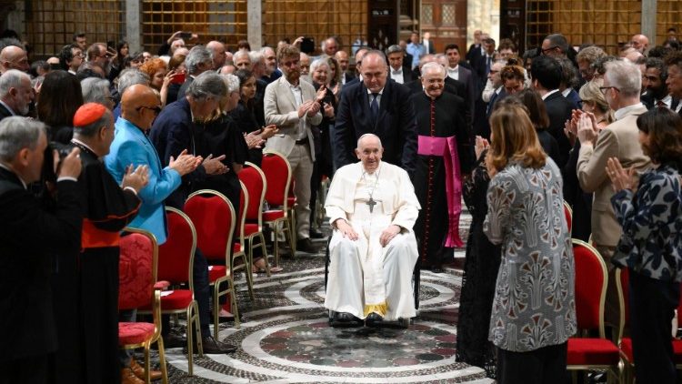 El Papa llega a la Capilla Sixtina para la audiencia con artistas del mundo 